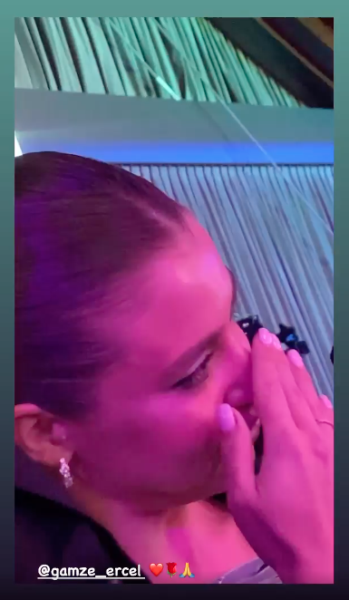 Hande Erçel transparan Gucci elbisesiyle ödül töreninde fırtına gibi esti - Sayfa 5