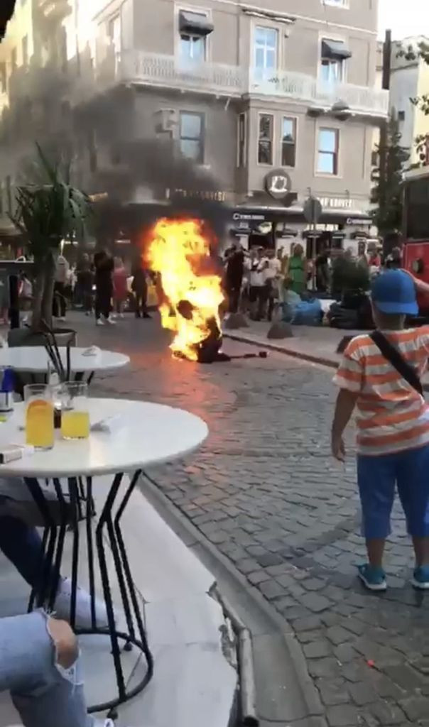 Galata'da bir garip olay! Elinde orakla gezip, fotoğraf çektirdikten sonra kendini ateşe verdi - Sayfa 6
