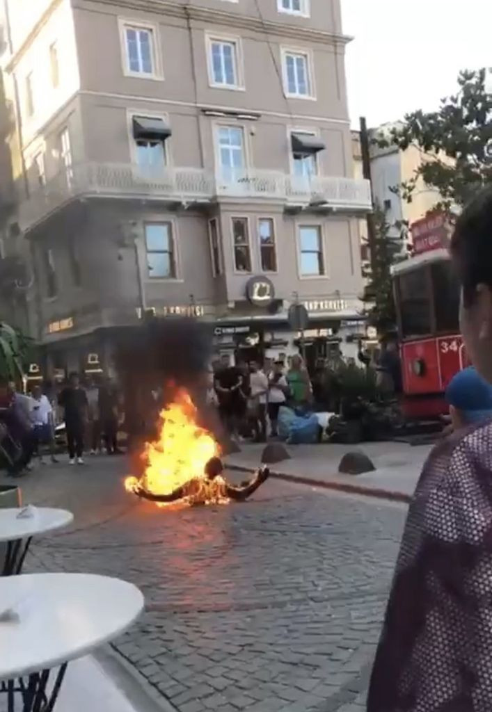 Galata'da bir garip olay! Elinde orakla gezip, fotoğraf çektirdikten sonra kendini ateşe verdi - Sayfa 7