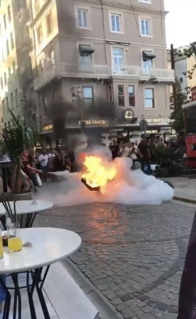 Galata'da bir garip olay! Elinde orakla gezip, fotoğraf çektirdikten sonra kendini ateşe verdi - Sayfa 8