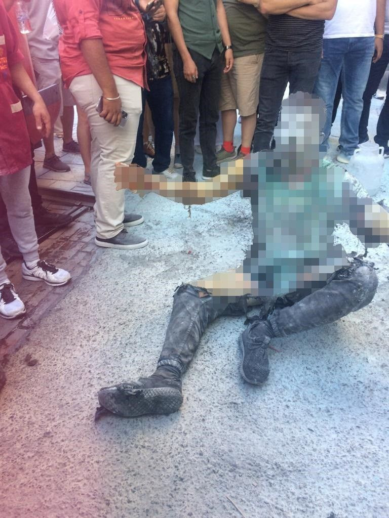 Galata'da bir garip olay! Elinde orakla gezip, fotoğraf çektirdikten sonra kendini ateşe verdi - Sayfa 11