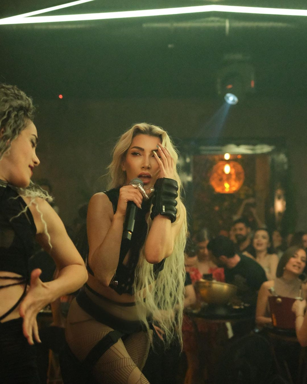 Hande Yener'in konser stili dünyaca ünlü şarkıcı Madonna'ya benzetildi - Sayfa 7