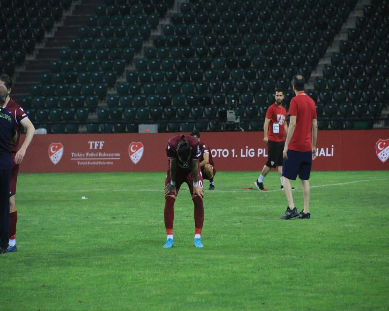 Bir tarafta sevinç, bir tarafta hüzün! Bandırma-İstanbulspor maçından özel fotoğraflar ve bilgiler - Sayfa 8