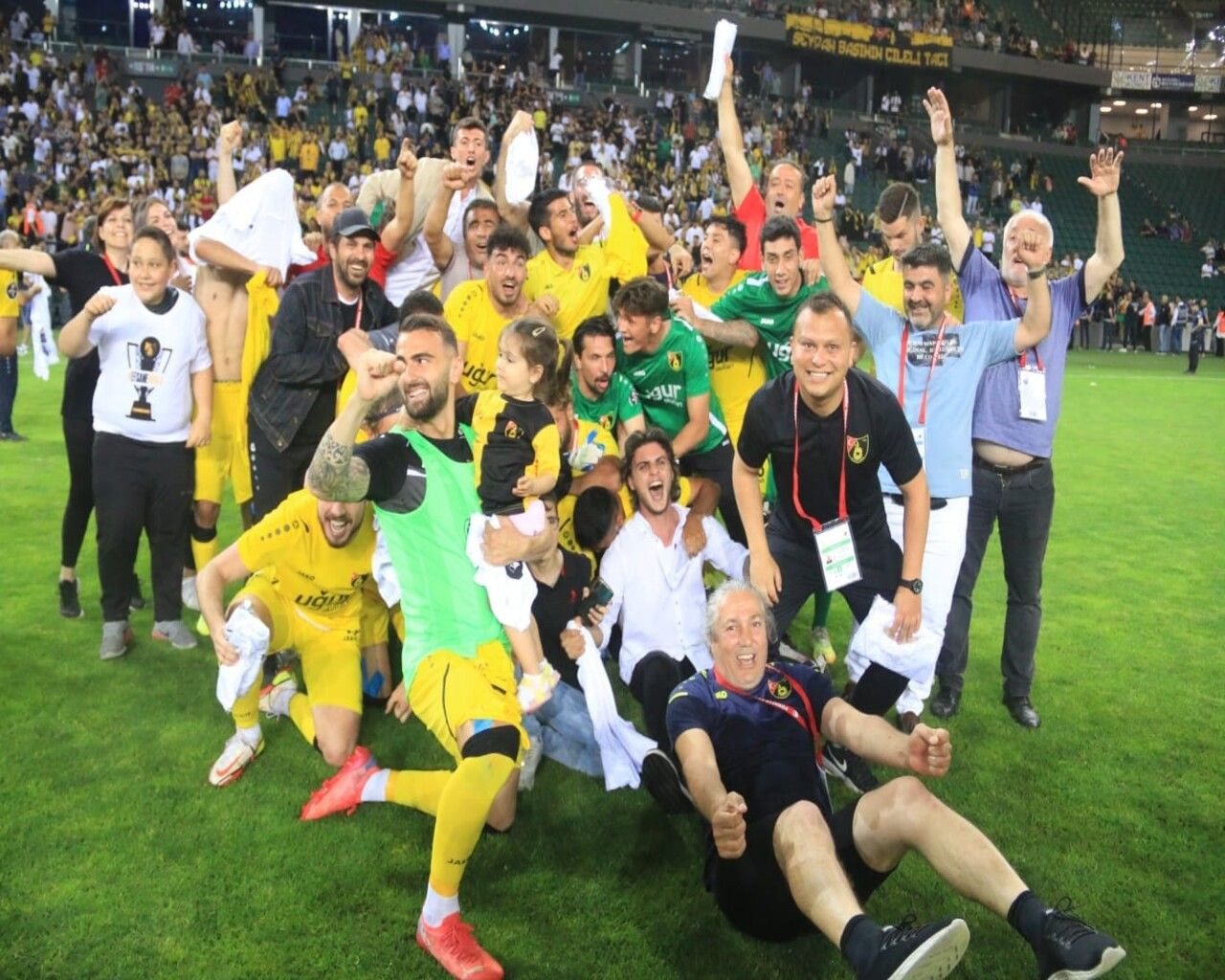 Bir tarafta sevinç, bir tarafta hüzün! Bandırma-İstanbulspor maçından özel fotoğraflar ve bilgiler - Sayfa 9