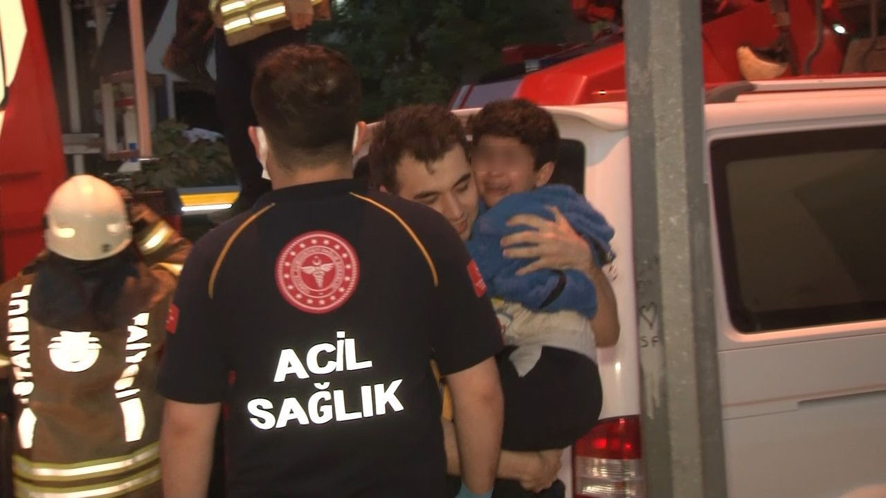 Yangında panikle bebeğini aşağıya atmak istedi, vatandaşlar 'atma' diye bağırdı - Sayfa 6