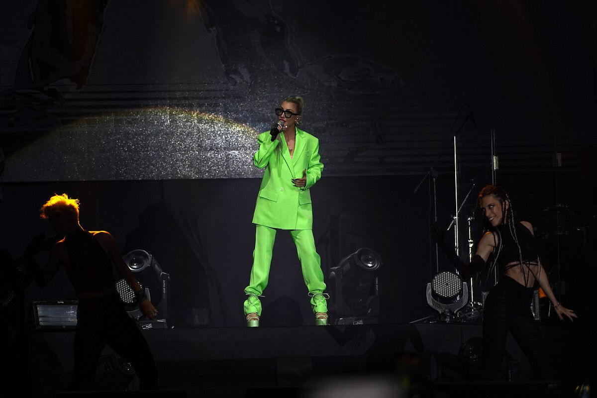 Kıyafet tercihi bu kez şaşırttı! Hande Yener'in neon tarzı - Sayfa 15