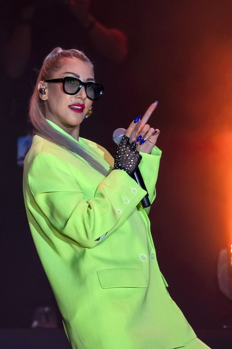 Kıyafet tercihi bu kez şaşırttı! Hande Yener'in neon tarzı - Sayfa 6