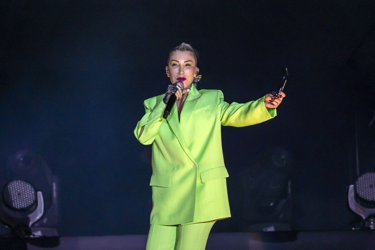 Kıyafet tercihi bu kez şaşırttı! Hande Yener'in neon tarzı - Sayfa 7