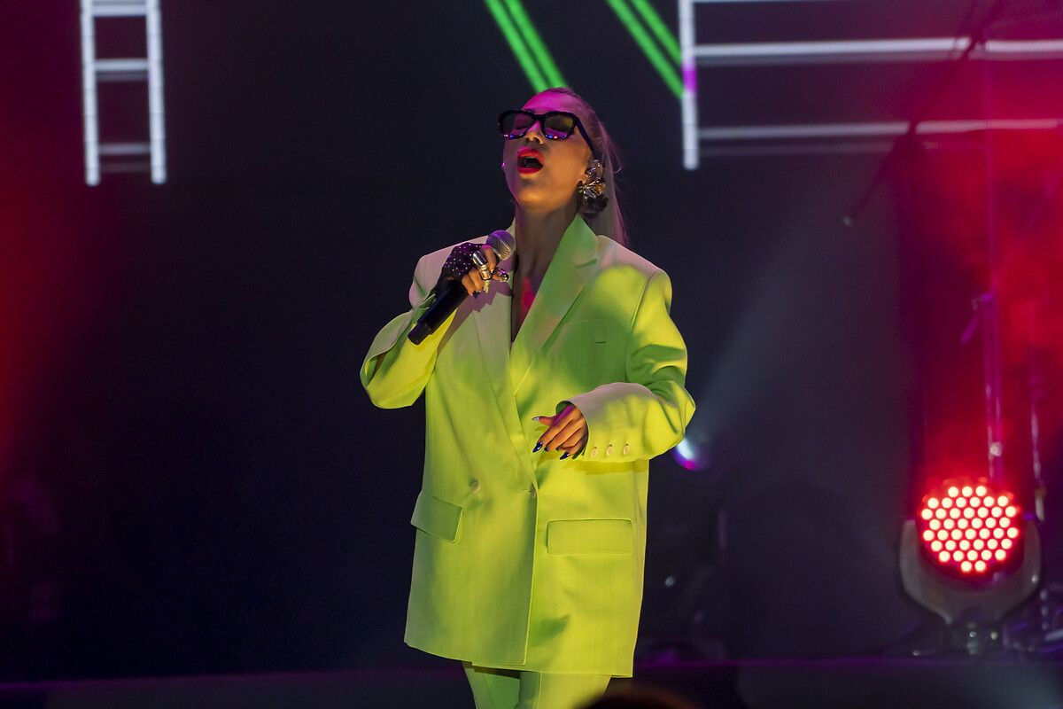 Kıyafet tercihi bu kez şaşırttı! Hande Yener'in neon tarzı - Sayfa 8