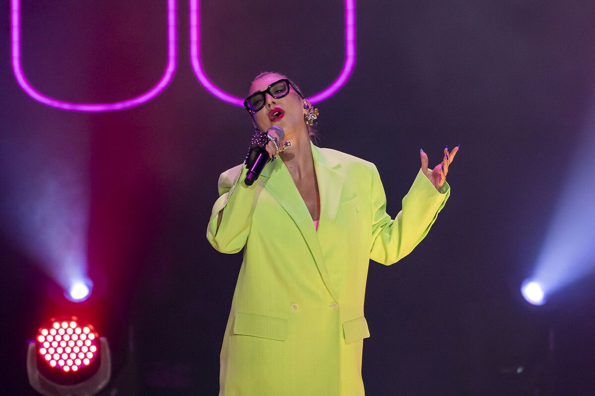 Kıyafet tercihi bu kez şaşırttı! Hande Yener'in neon tarzı - Sayfa 9