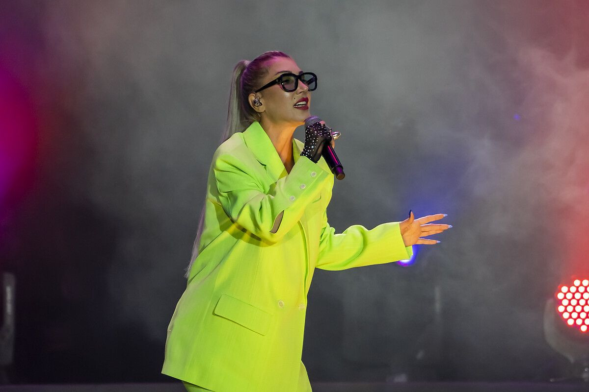 Kıyafet tercihi bu kez şaşırttı! Hande Yener'in neon tarzı - Sayfa 10