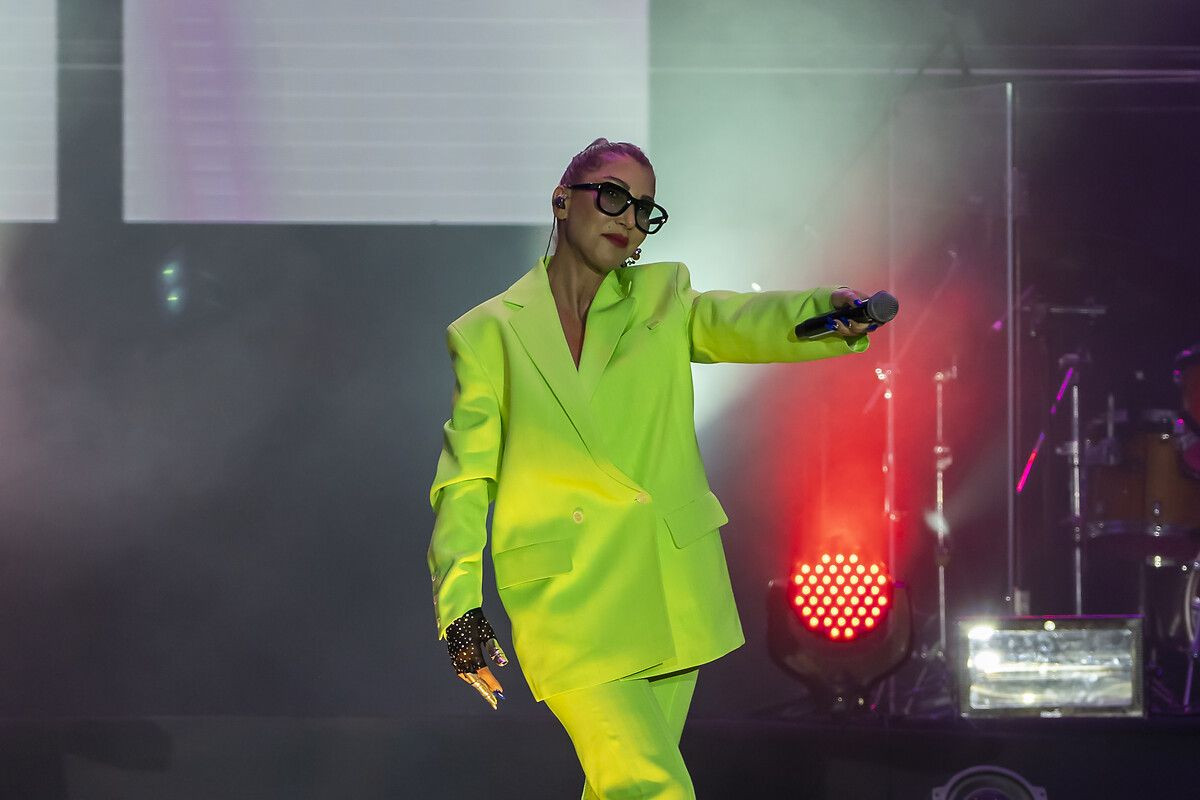 Kıyafet tercihi bu kez şaşırttı! Hande Yener'in neon tarzı - Sayfa 13