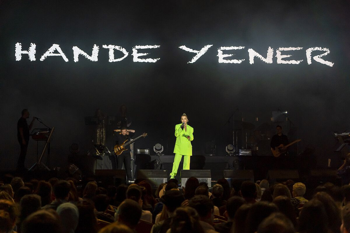 Kıyafet tercihi bu kez şaşırttı! Hande Yener'in neon tarzı - Sayfa 14