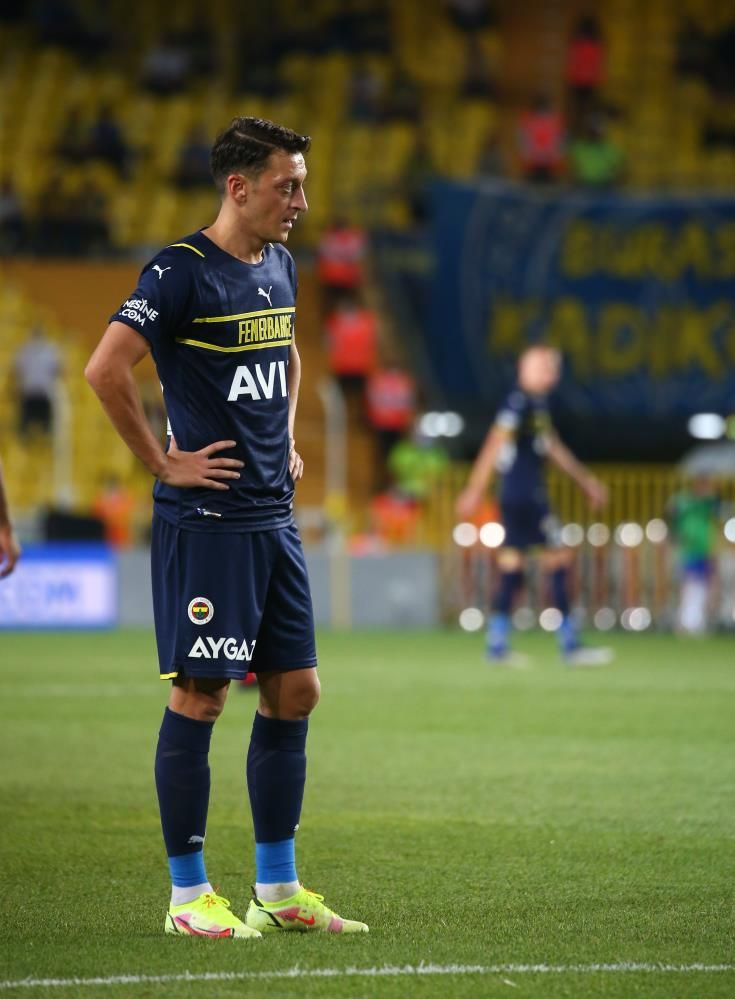 Fenerbahçe'de Mesut Özil endişe yaratıyor! Takımda kalacağını belirtmişti - Sayfa 6
