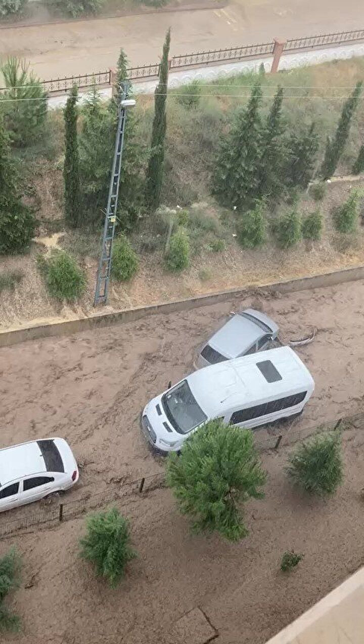 Amasya'da hortum ve sel: Dereler taştı, sokaklar göle döndü! - Sayfa 14