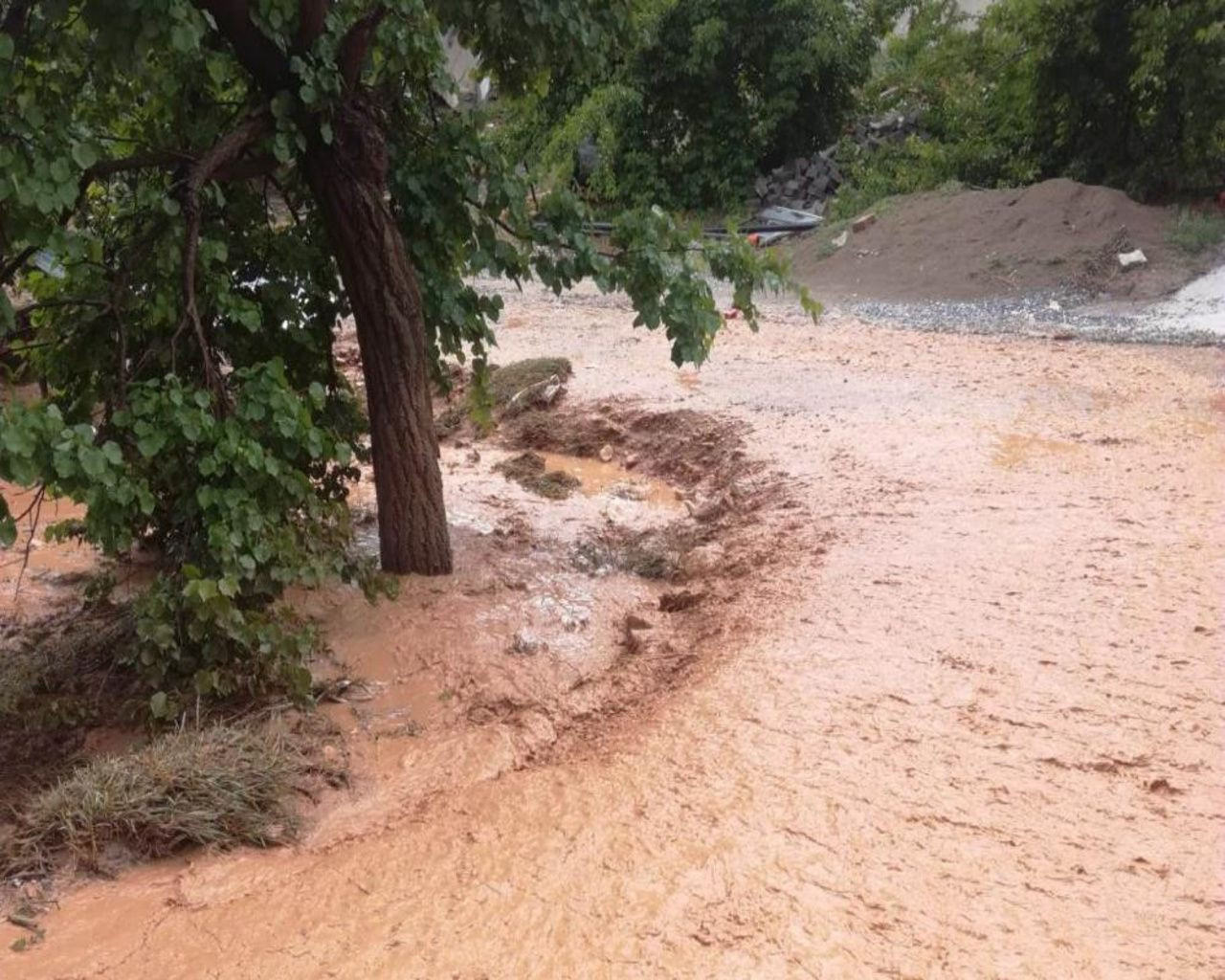 Uyarılar peş peşe gelmişti! Sağanak yağışın birçok ilde hayatı felç ettiği o anlar - Sayfa 6