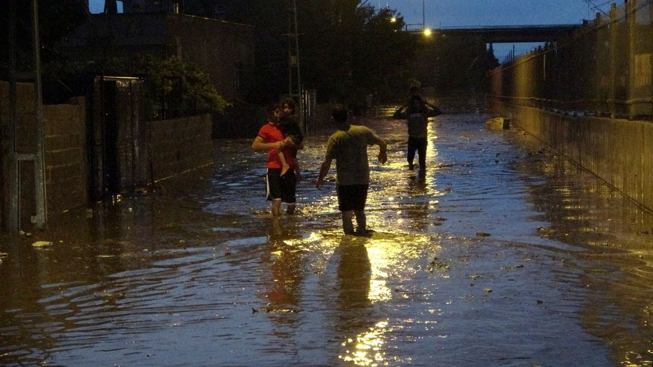 Bakkala giden anne, dönüşte çocuklarını sular altında buldu! - Sayfa 7