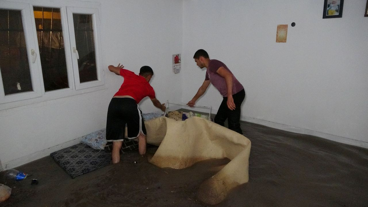 Bakkala giden anne, dönüşte çocuklarını sular altında buldu! - Sayfa 8