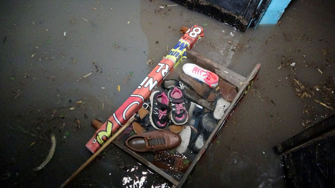 Bakkala giden anne, dönüşte çocuklarını sular altında buldu! - Sayfa 10