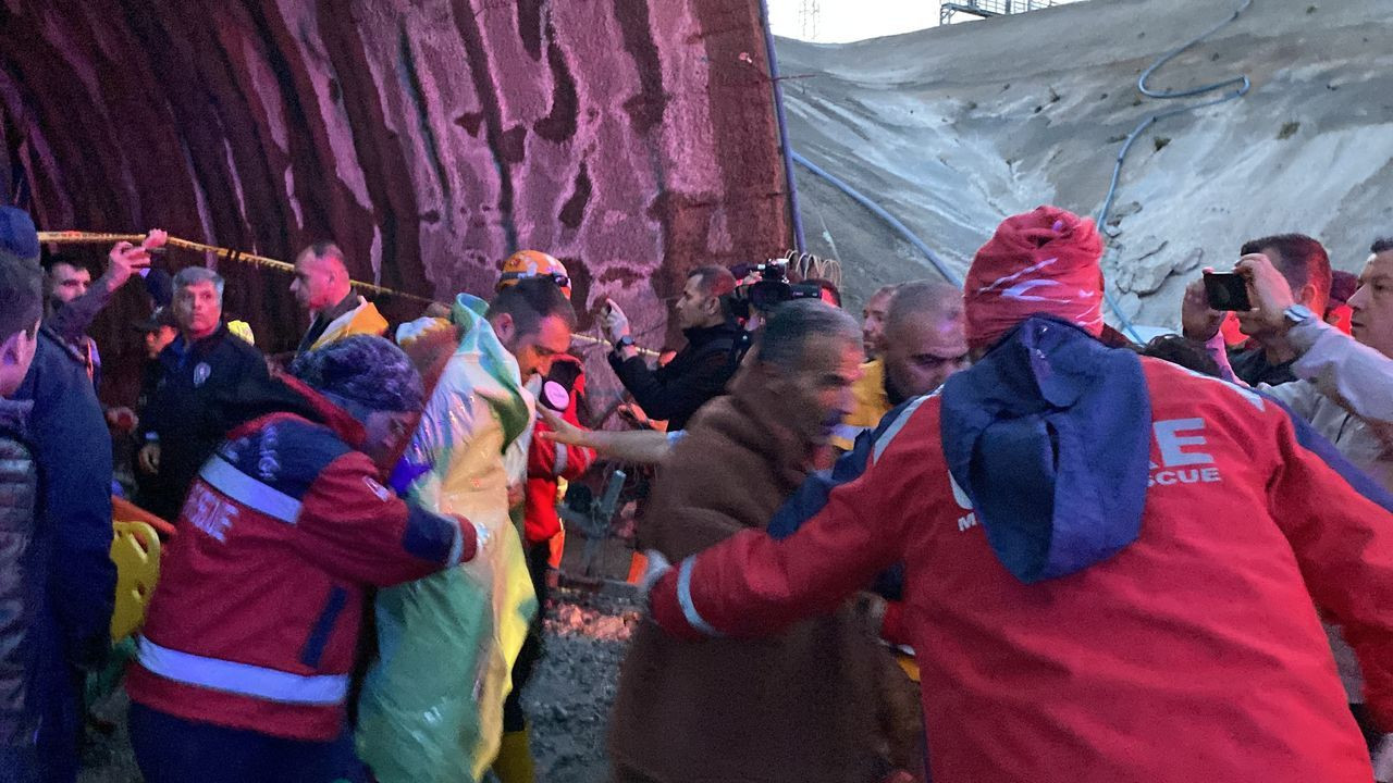 Hızlı tren tünelini sel bastı! Mahsur kalan 3 işçi kurtarıldı - Sayfa 5