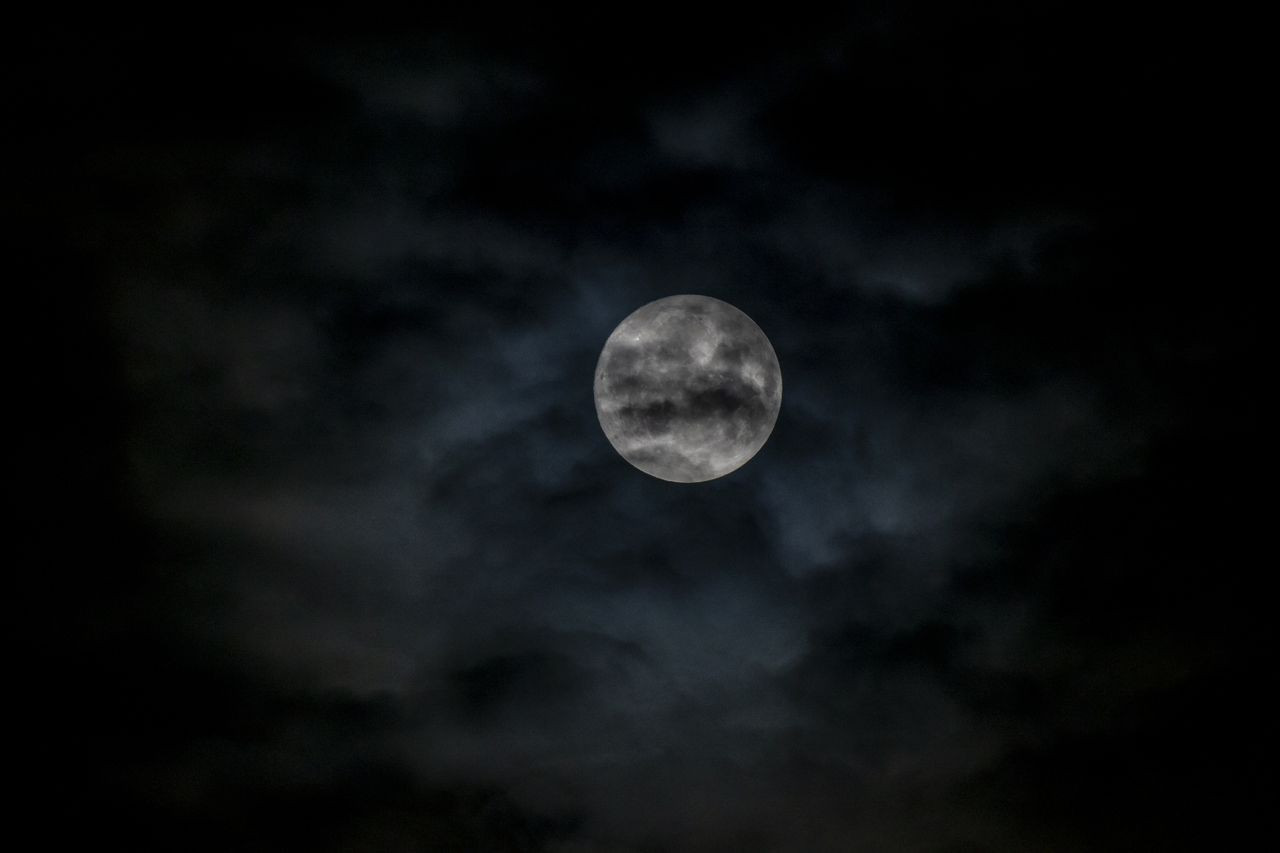 'Süper Ay' nefes kesti! İşte Türkiye ve dünyadan muhteşem dolunay manzaraları - Sayfa 35