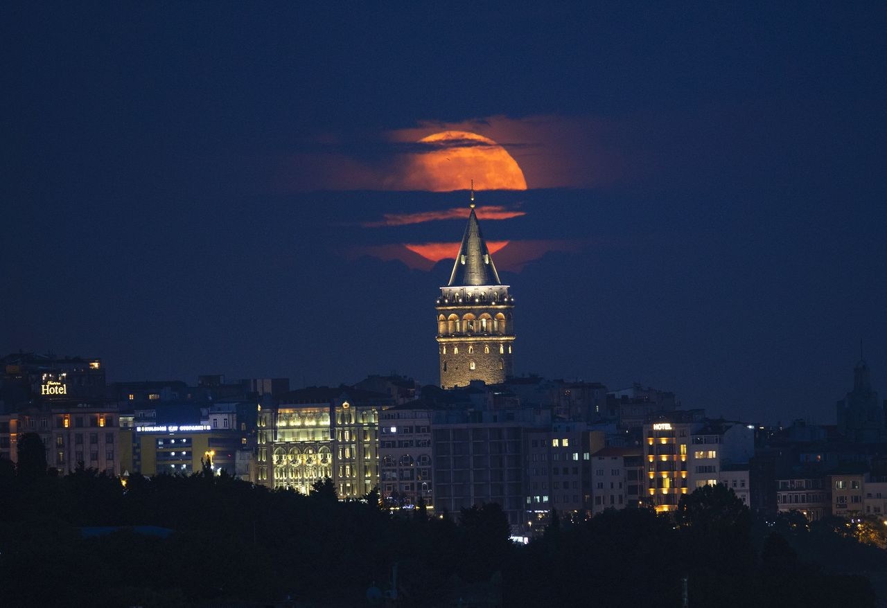 'Süper Ay' nefes kesti! İşte Türkiye ve dünyadan muhteşem dolunay manzaraları - Sayfa 12