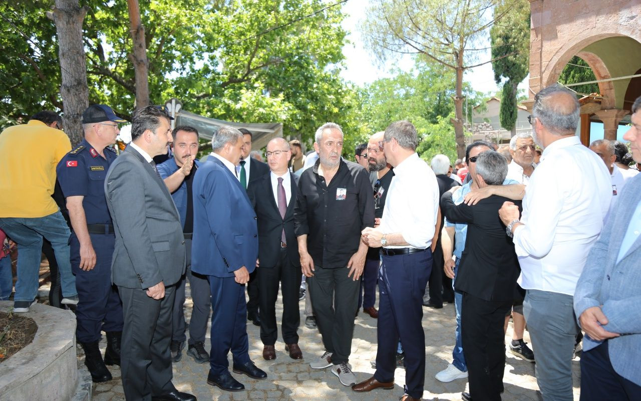 Yavuz Bingöl’ün annesi ve halk ozanı Şahsenem Bacı Ayvalık'ta toprağa verildi - Sayfa 14