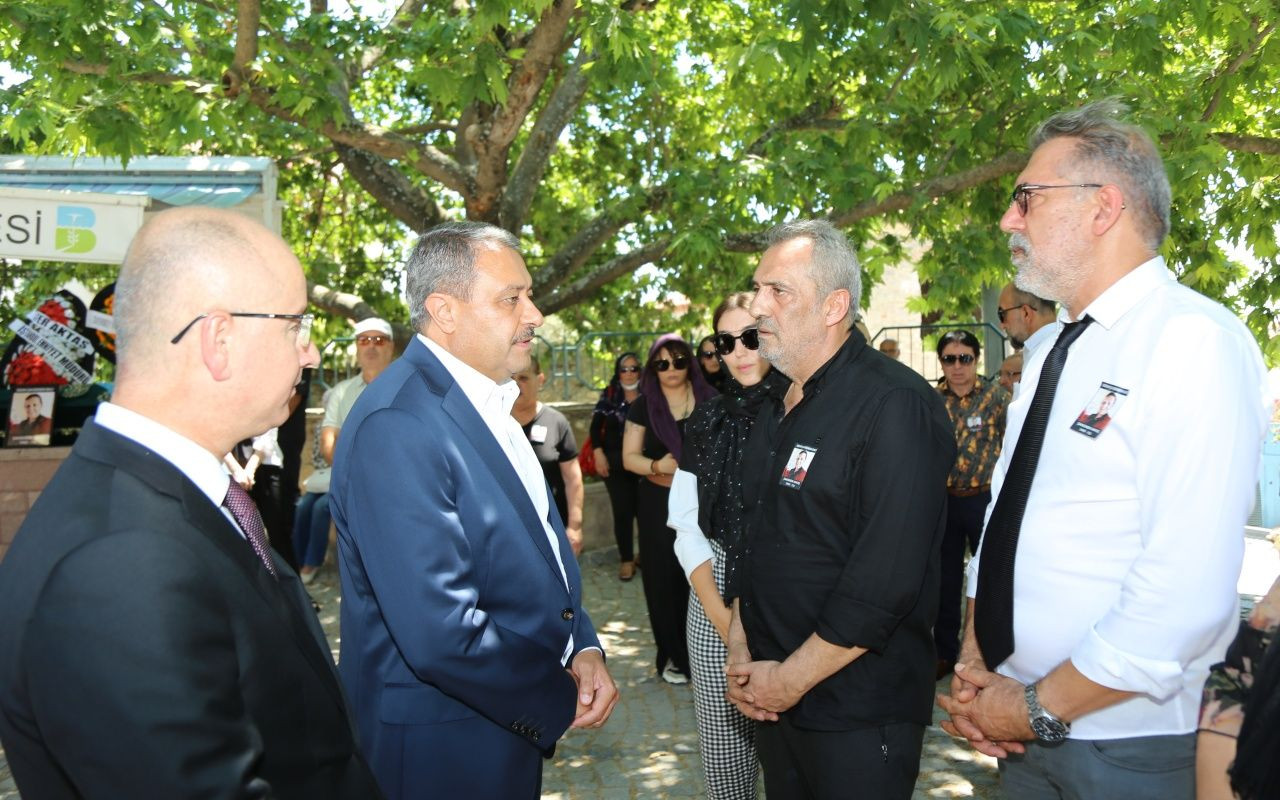 Yavuz Bingöl’ün annesi ve halk ozanı Şahsenem Bacı Ayvalık'ta toprağa verildi - Sayfa 7