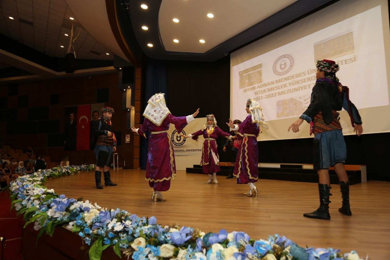 Adnan Menderes Üniversitesi MYO öğrencileri mezun olmanın heyecanını yaşadı! - Sayfa 8