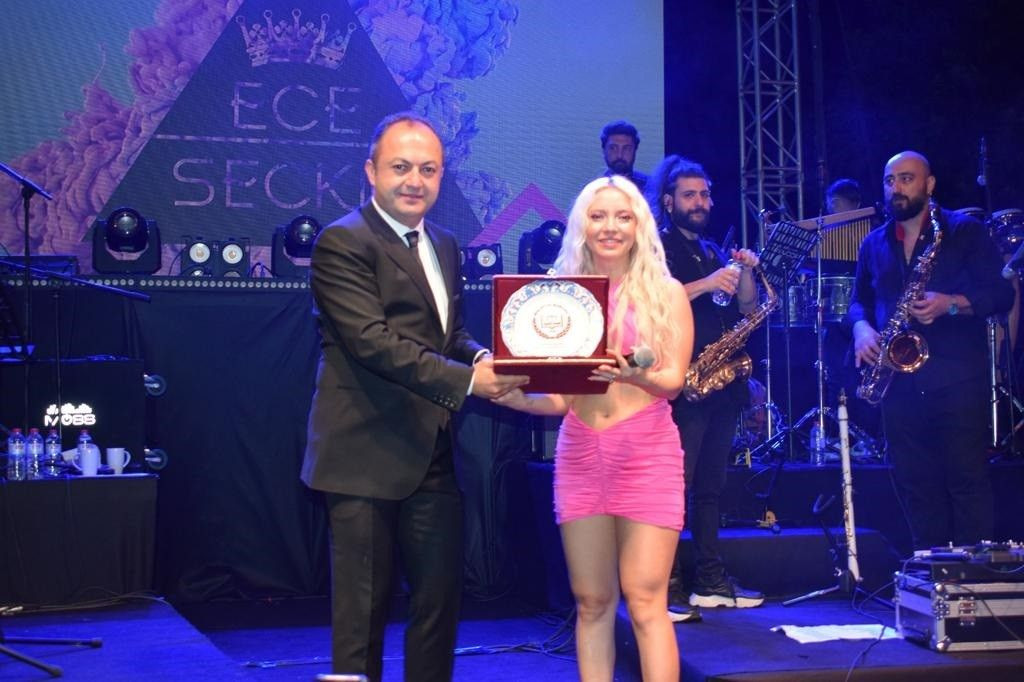 Ece Seçkin'in göbek dekolteli pembe elbisesi konsere damga vurdu - Sayfa 8