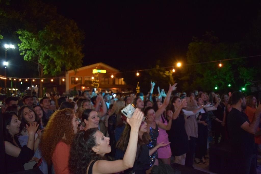 Ece Seçkin'in göbek dekolteli pembe elbisesi konsere damga vurdu - Sayfa 9