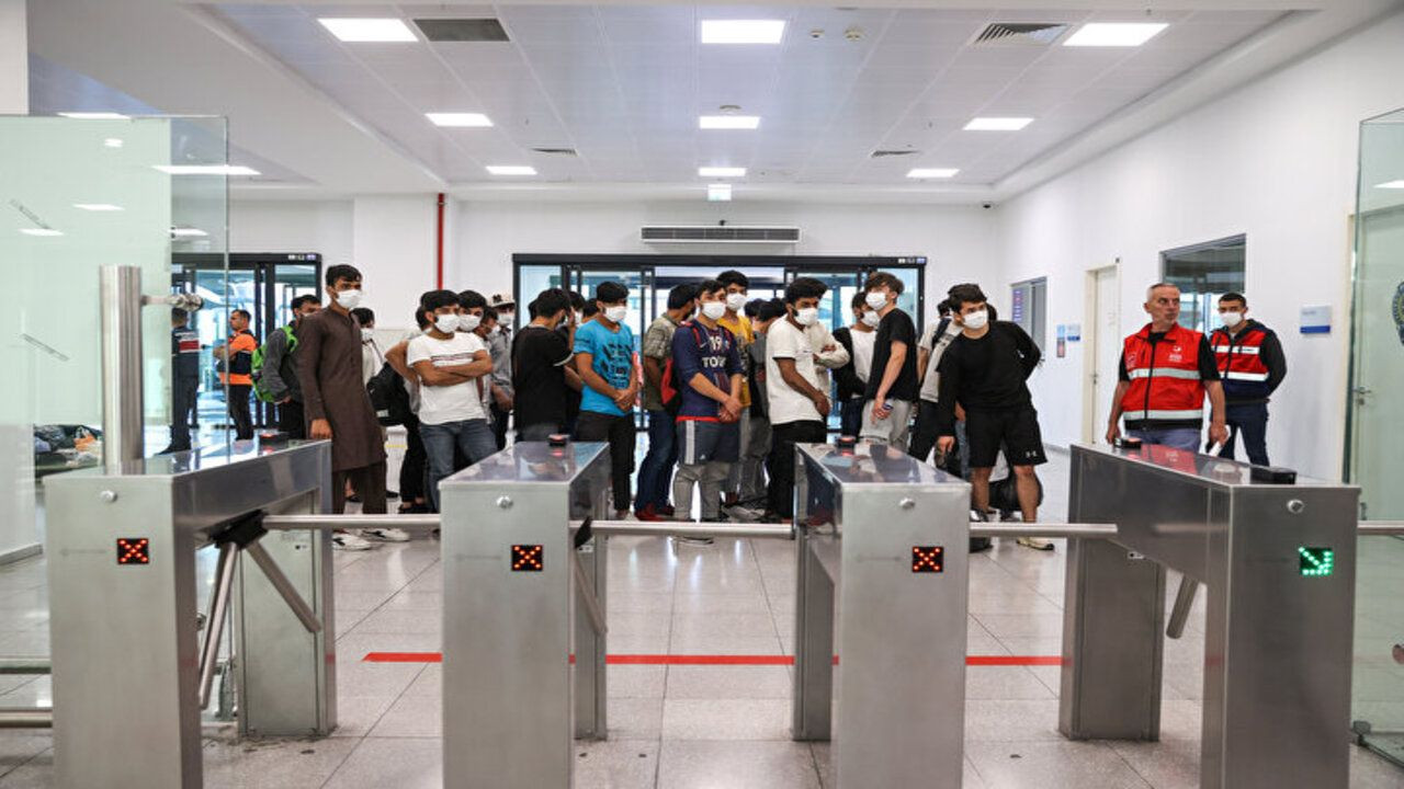 Yasa dışı yollarla ülkemize giren Afganistan uyruklu 131 göçmen sınır dışı edildi! - Sayfa 5