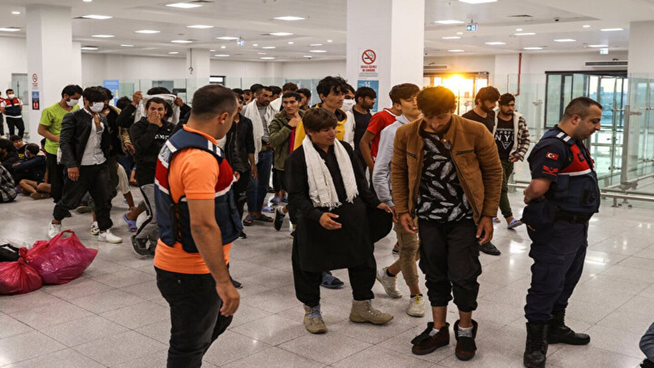 Yasa dışı yollarla ülkemize giren Afganistan uyruklu 131 göçmen sınır dışı edildi! - Sayfa 8