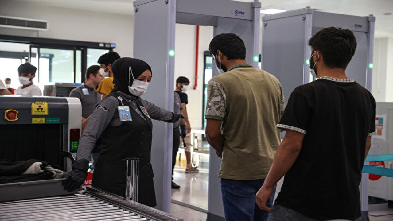 Yasa dışı yollarla ülkemize giren Afganistan uyruklu 131 göçmen sınır dışı edildi! - Sayfa 9