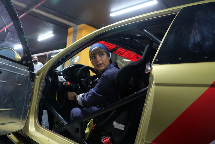 İran'da oto kaplama ve modifiye işi yapan "kadın usta" görenleri şaşırtıyor - Sayfa 18