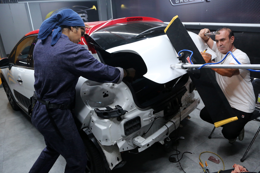 İran'da oto kaplama ve modifiye işi yapan "kadın usta" görenleri şaşırtıyor - Sayfa 6