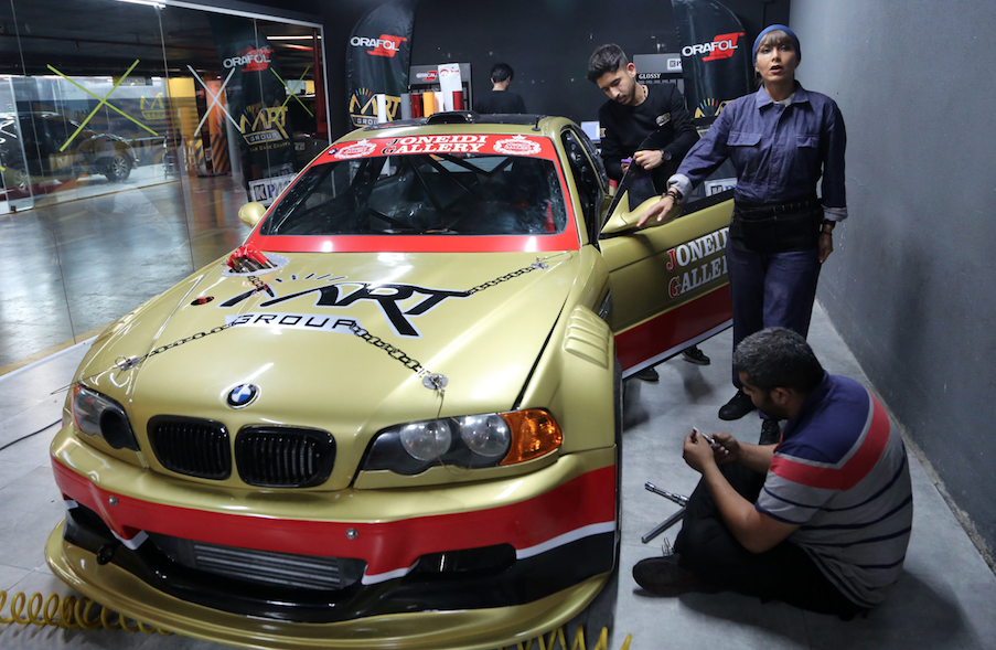 İran'da oto kaplama ve modifiye işi yapan "kadın usta" görenleri şaşırtıyor - Sayfa 17