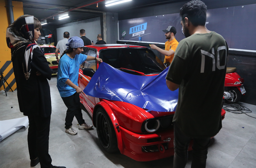 İran'da oto kaplama ve modifiye işi yapan "kadın usta" görenleri şaşırtıyor - Sayfa 16