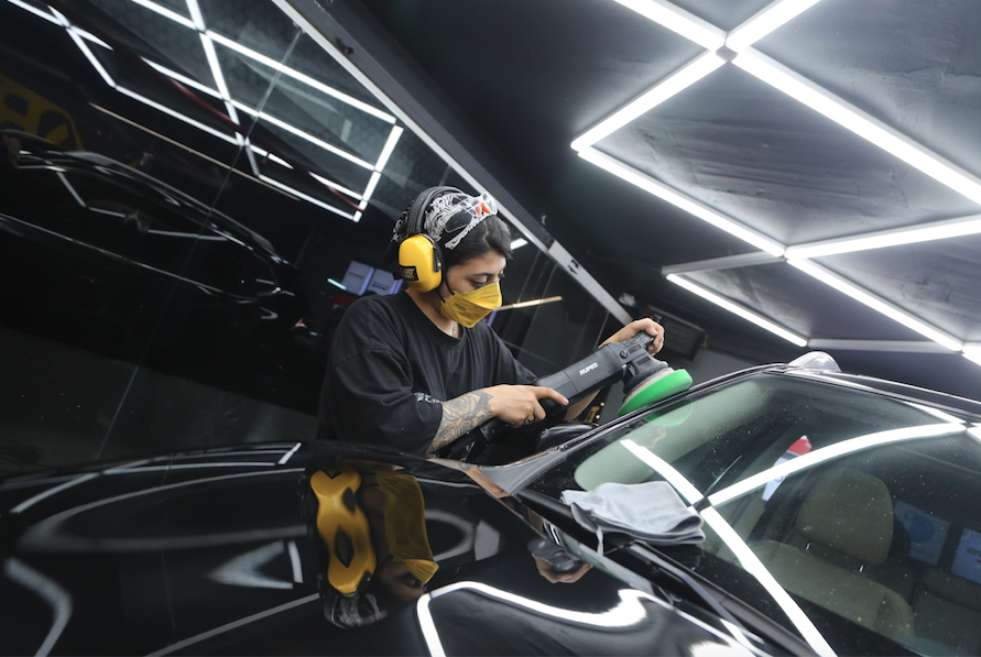 İran'da oto kaplama ve modifiye işi yapan "kadın usta" görenleri şaşırtıyor - Sayfa 15