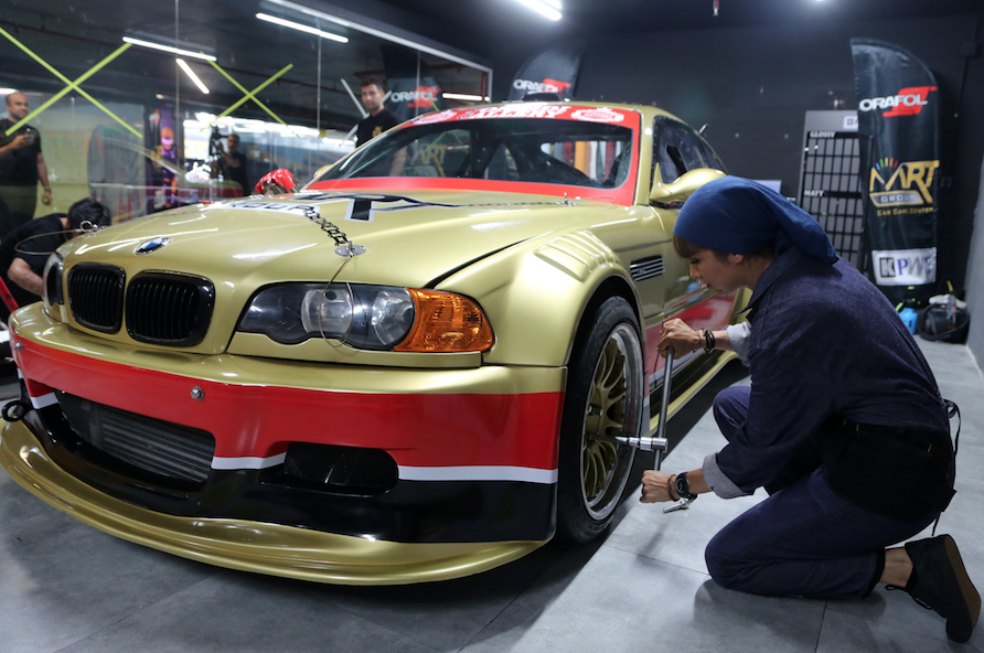İran'da oto kaplama ve modifiye işi yapan "kadın usta" görenleri şaşırtıyor - Sayfa 14