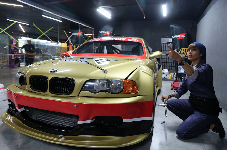 İran'da oto kaplama ve modifiye işi yapan "kadın usta" görenleri şaşırtıyor - Sayfa 13