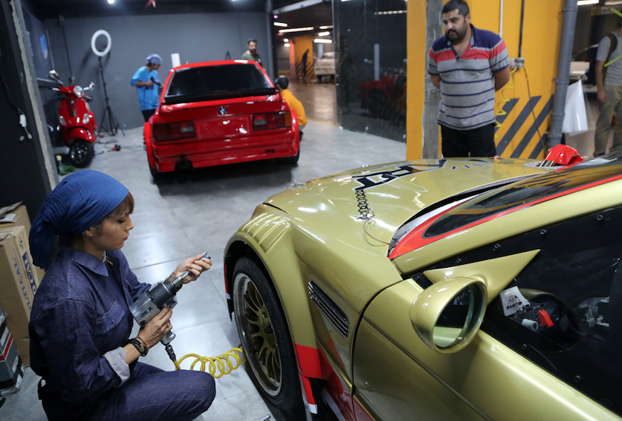 İran'da oto kaplama ve modifiye işi yapan "kadın usta" görenleri şaşırtıyor - Sayfa 12