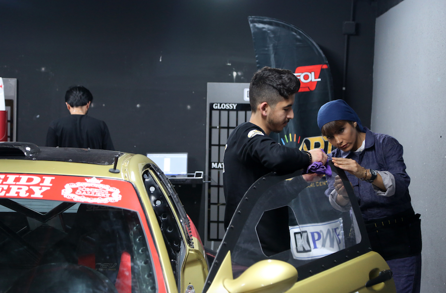 İran'da oto kaplama ve modifiye işi yapan "kadın usta" görenleri şaşırtıyor - Sayfa 11