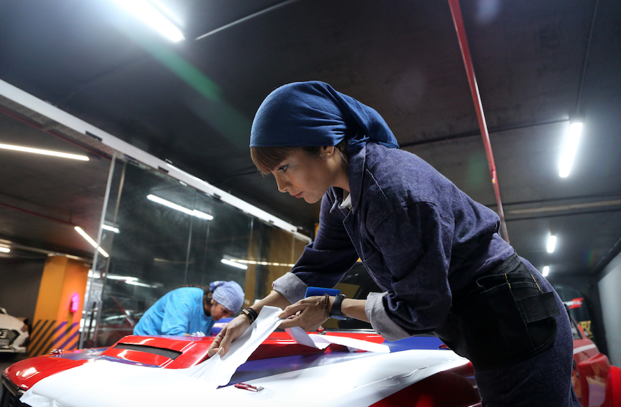 İran'da oto kaplama ve modifiye işi yapan "kadın usta" görenleri şaşırtıyor - Sayfa 10