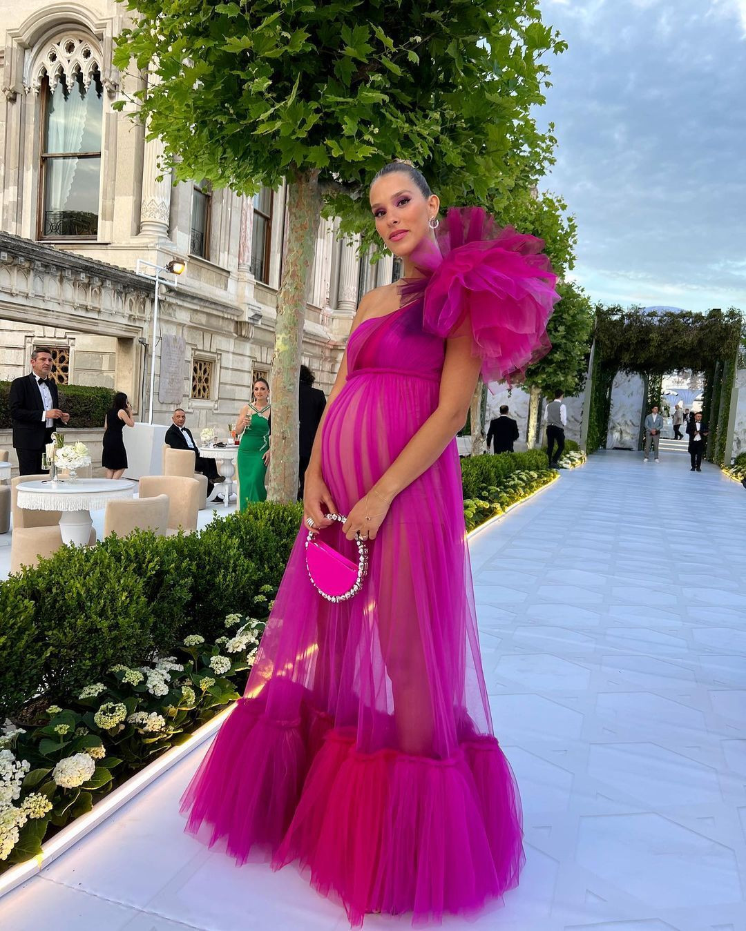 Nazlı Kayı ile Hacı Sabancı, Çırağan Sarayı’nda düğün yaptı: Davetliler şıklık yarışına girdi - Sayfa 30