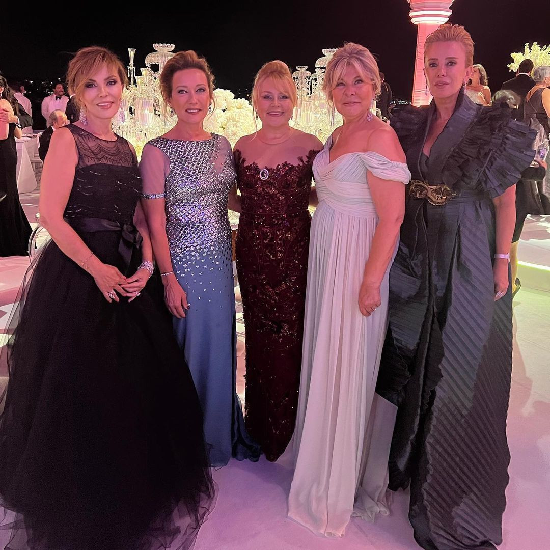 Nazlı Kayı ile Hacı Sabancı, Çırağan Sarayı’nda düğün yaptı: Davetliler şıklık yarışına girdi - Sayfa 56