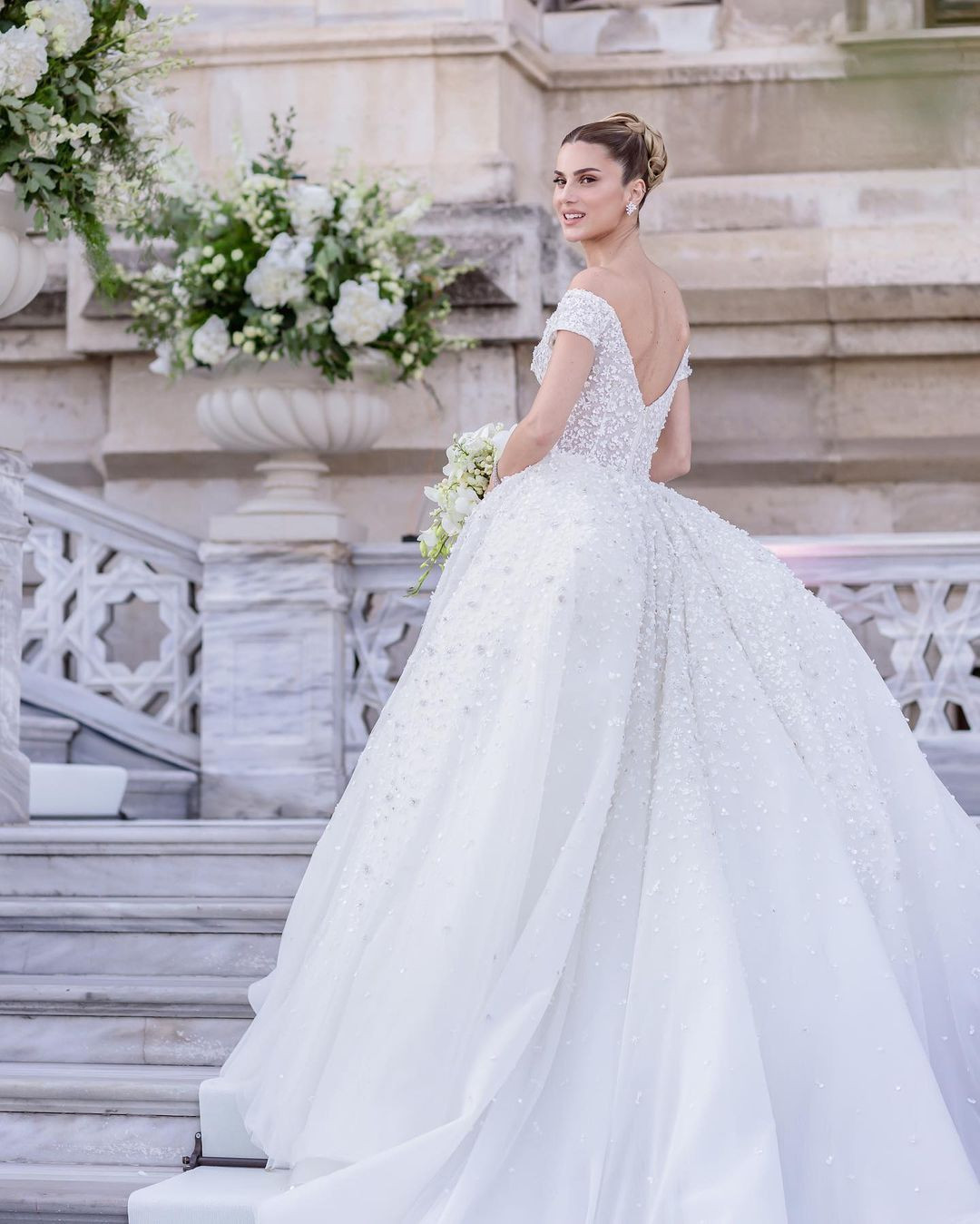 Nazlı Kayı ile Hacı Sabancı, Çırağan Sarayı’nda düğün yaptı: Davetliler şıklık yarışına girdi - Sayfa 10