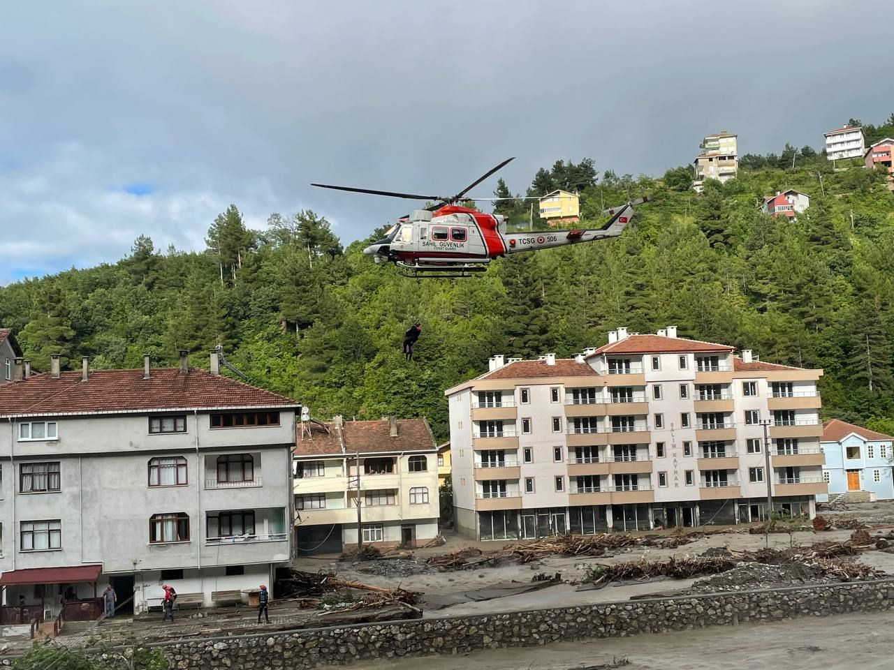 İnebolu'daki selde mahsur kalan vatandaşlar helikopterle kurtarıldı - Sayfa 5