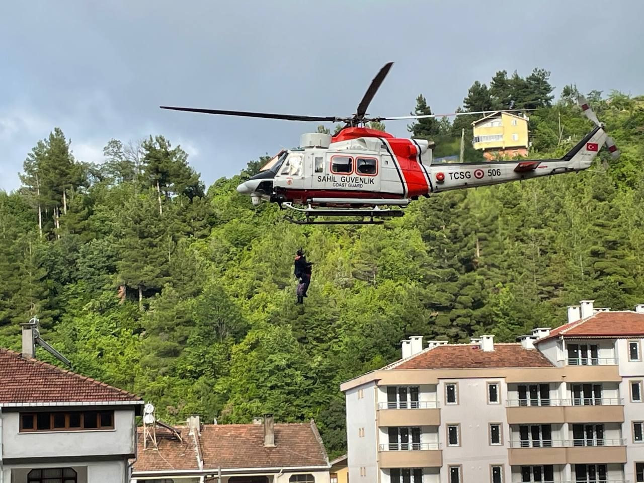 İnebolu'daki selde mahsur kalan vatandaşlar helikopterle kurtarıldı - Sayfa 6