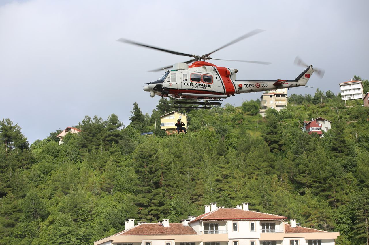 İnebolu'daki selde mahsur kalan vatandaşlar helikopterle kurtarıldı - Sayfa 7